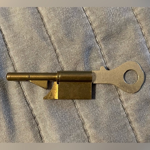 VINTAGE KEYHOLE PROTECTOR LOCK ANTIQUE  Independent Lock Company Fitchburg Mass - Picture 2 of 2